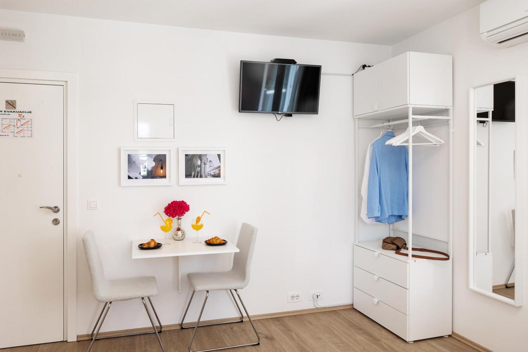 Apartment Sandra Solitudo I *